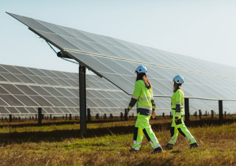 Solcellepaneler og traktor